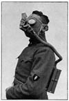 Francouzský voják s nasazenou plynovou maskou systému Tissot - 1. světová válka
