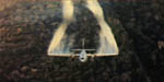 Letoun Fairchild C-123 Provider práškuje džungli defoliantem zvaným Agent Orange - válka ve Vietnamu